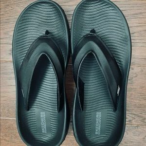 Skechers GO Recover Men's sandal size 10. Excellent pre-owned condition.